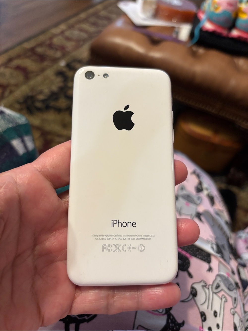 Apple iPhone 5C in White with Black Apple Logo